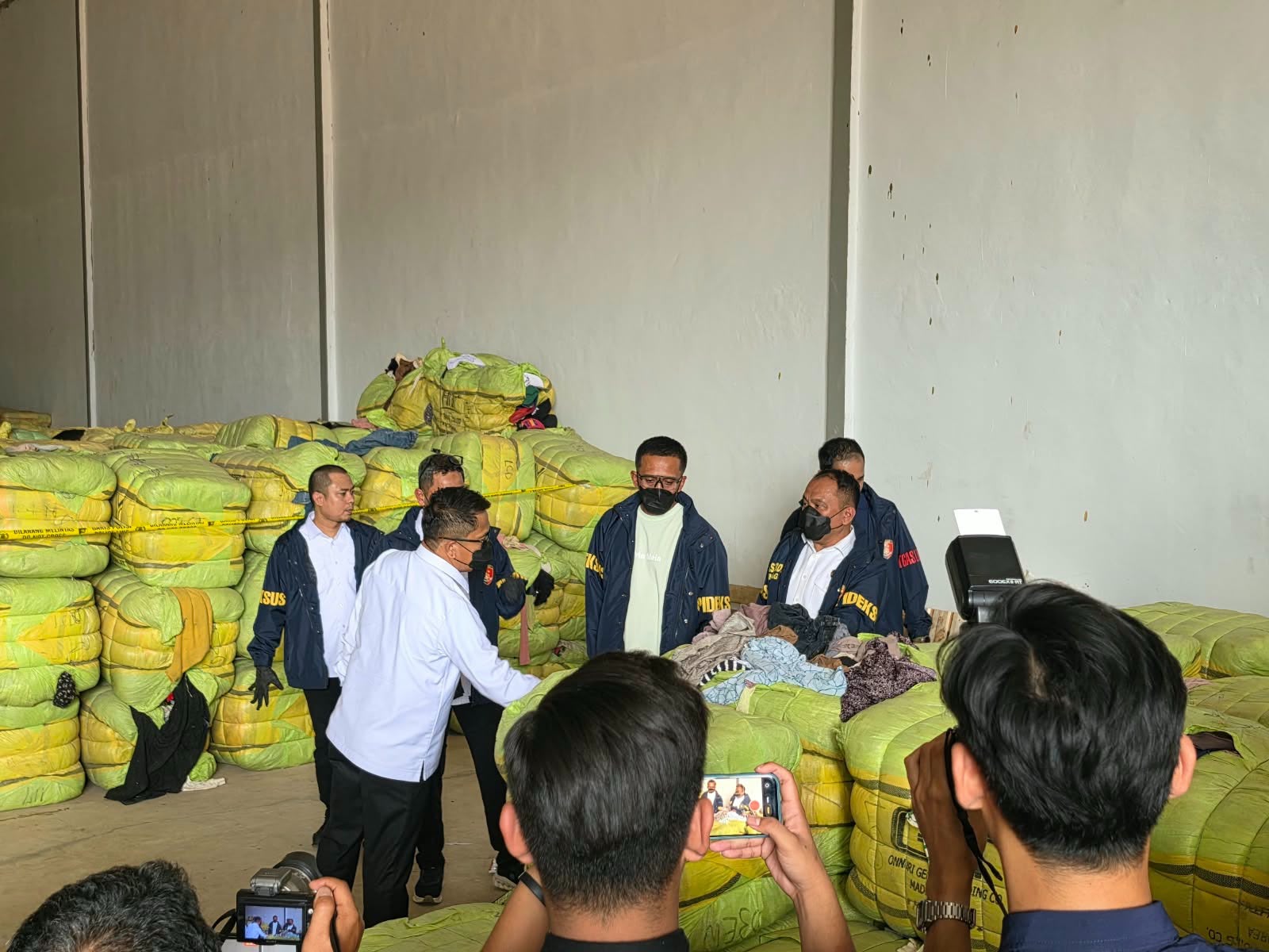 Pakaian Bekas Ilegal Senilai Rp.15 Miliar Disita Polri di Subang Jabar